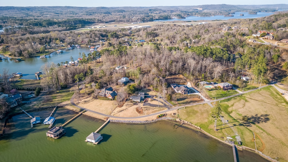 Briar Patch - Guntersville Lake ，带码头的海滨