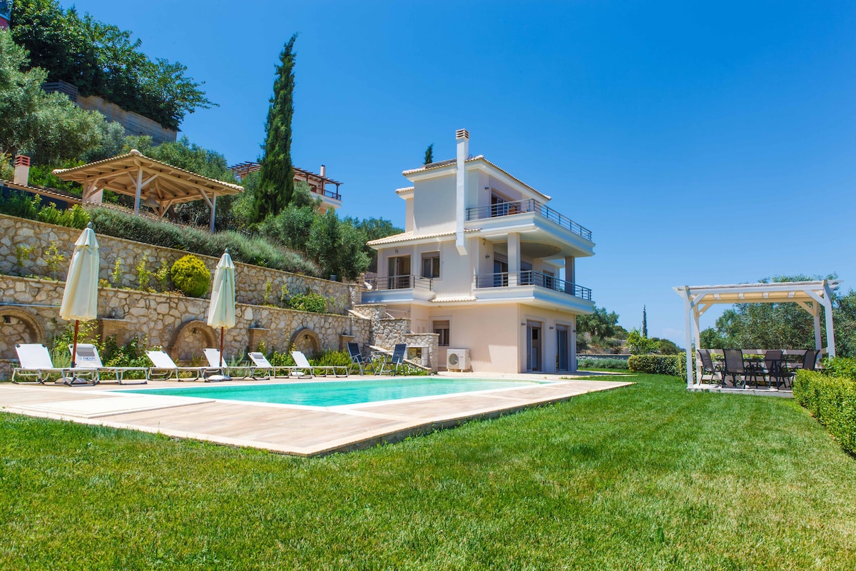 Beautiful Villa, large pool & breathtaking views