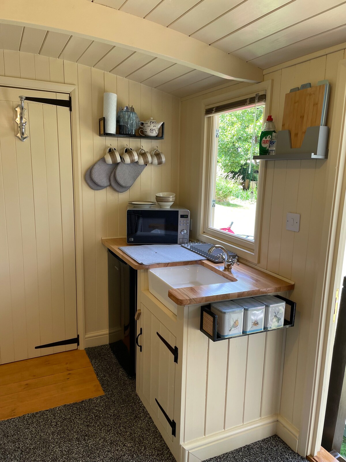 “Monkspool”  Luxury Lakeside Shepherds Hut.