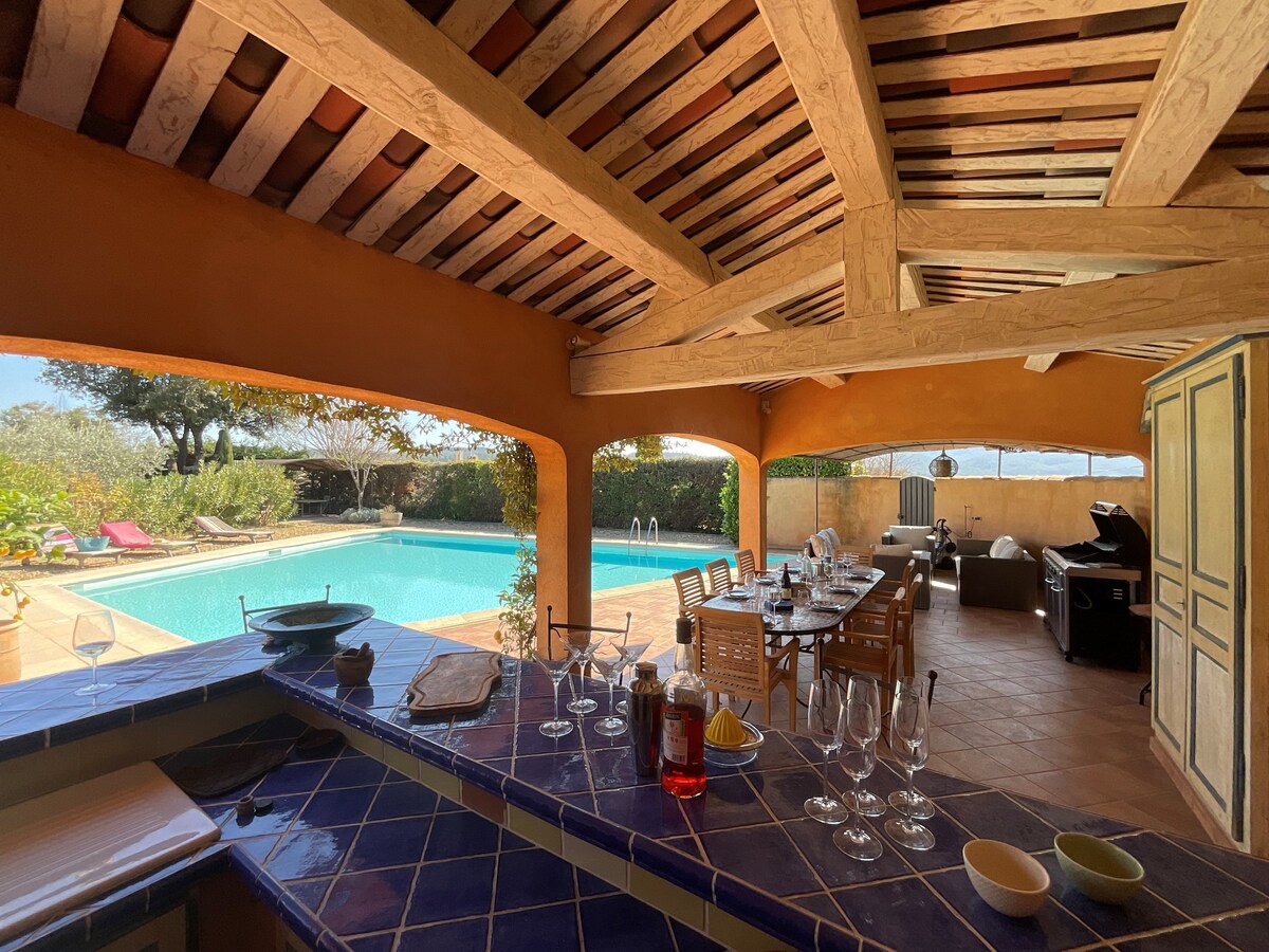 Villa, large swimming pool, private tennis court