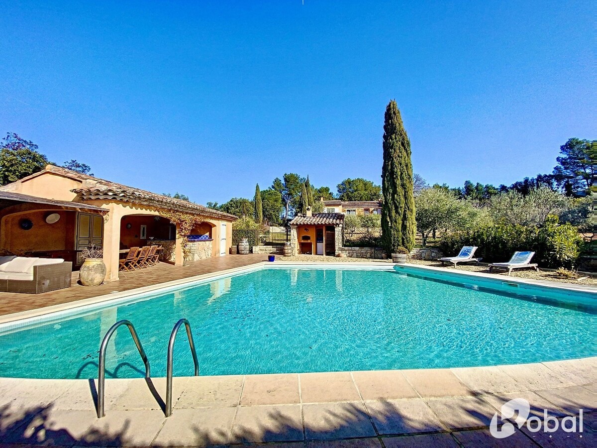 Villa, large swimming pool, private tennis court