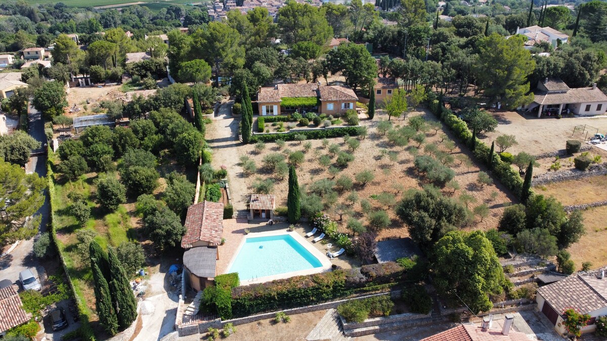 Villa, large swimming pool, private tennis court