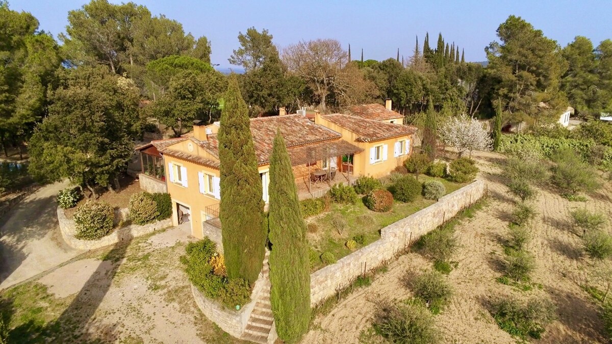 Villa, large swimming pool, private tennis court