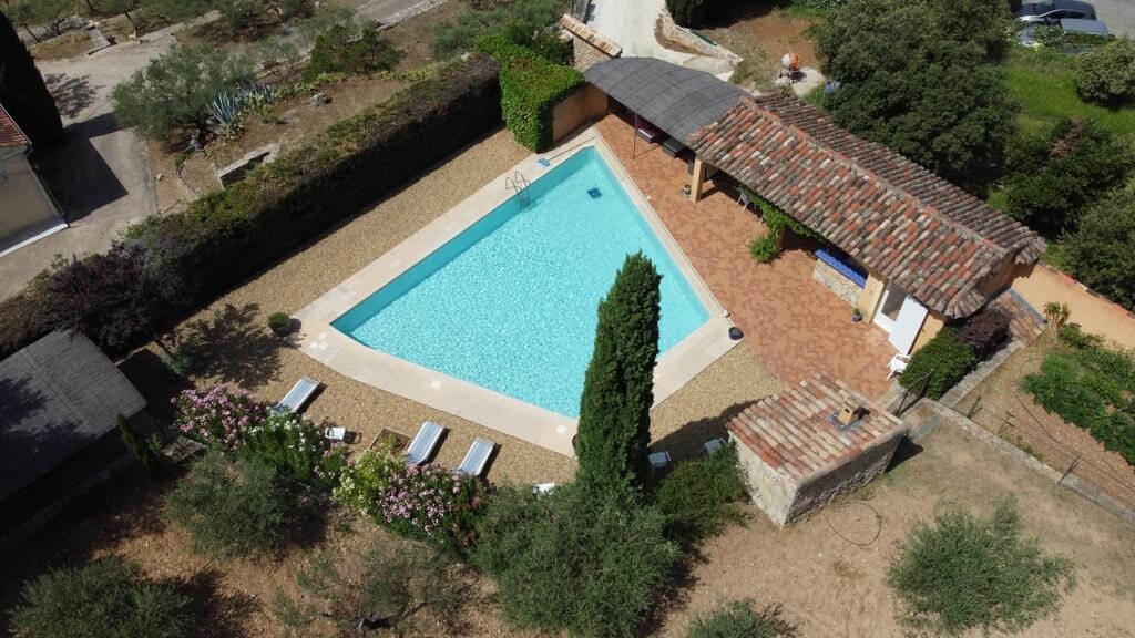 Villa, large swimming pool, private tennis court