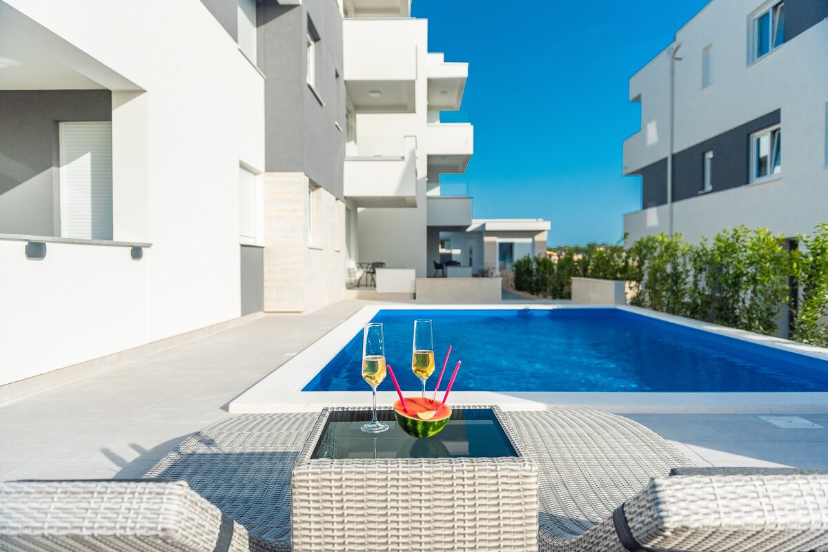 Deluxe Two-bedroom apartment - Terrace & Pool