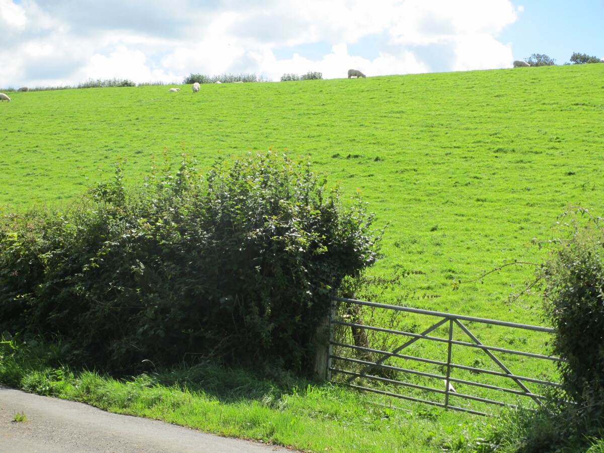 Secluded retreat, hot tub, log burner, rural views