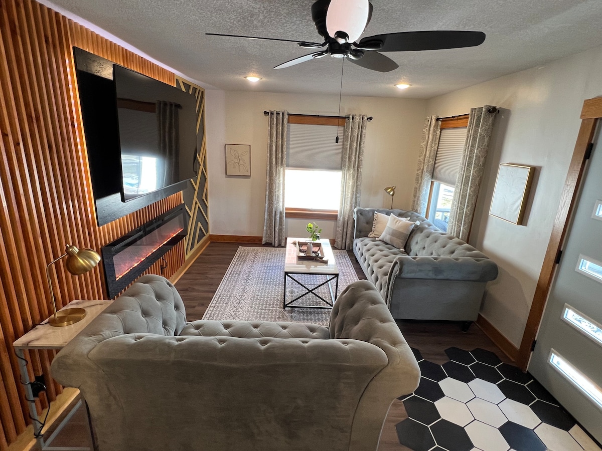 Crown Jewell - 1 Queen/1 Full enclosed patio.