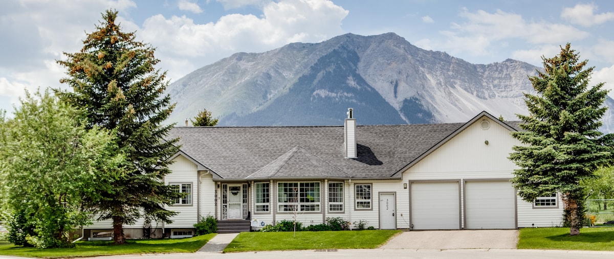 Family Friendly: Hot Tub, AC, Game Room, The View!