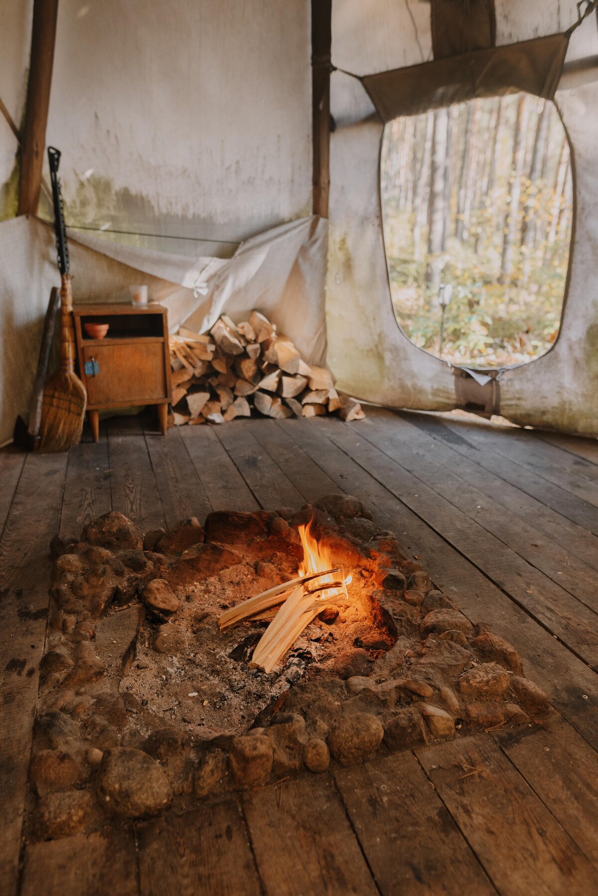 带木地板的印第安帐篷