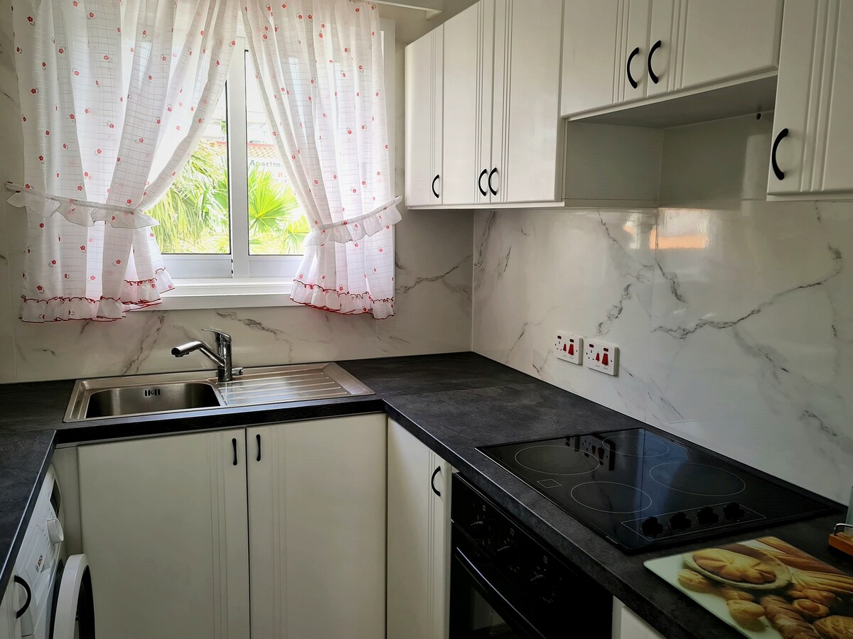 2 Bedroom Holiday Apartment - 200m from the Beach