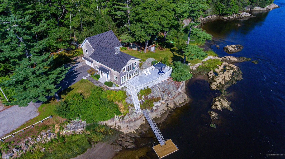 Luxury Waterfront Private Property with Hot Tub