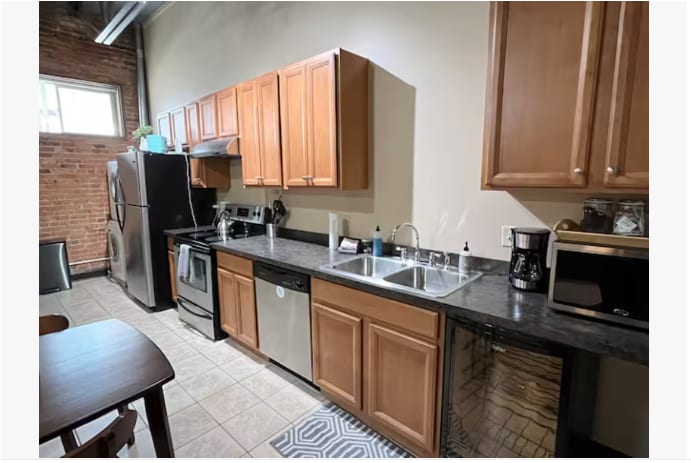 Spacious Studio Steps from Capitol & Conv. Center!