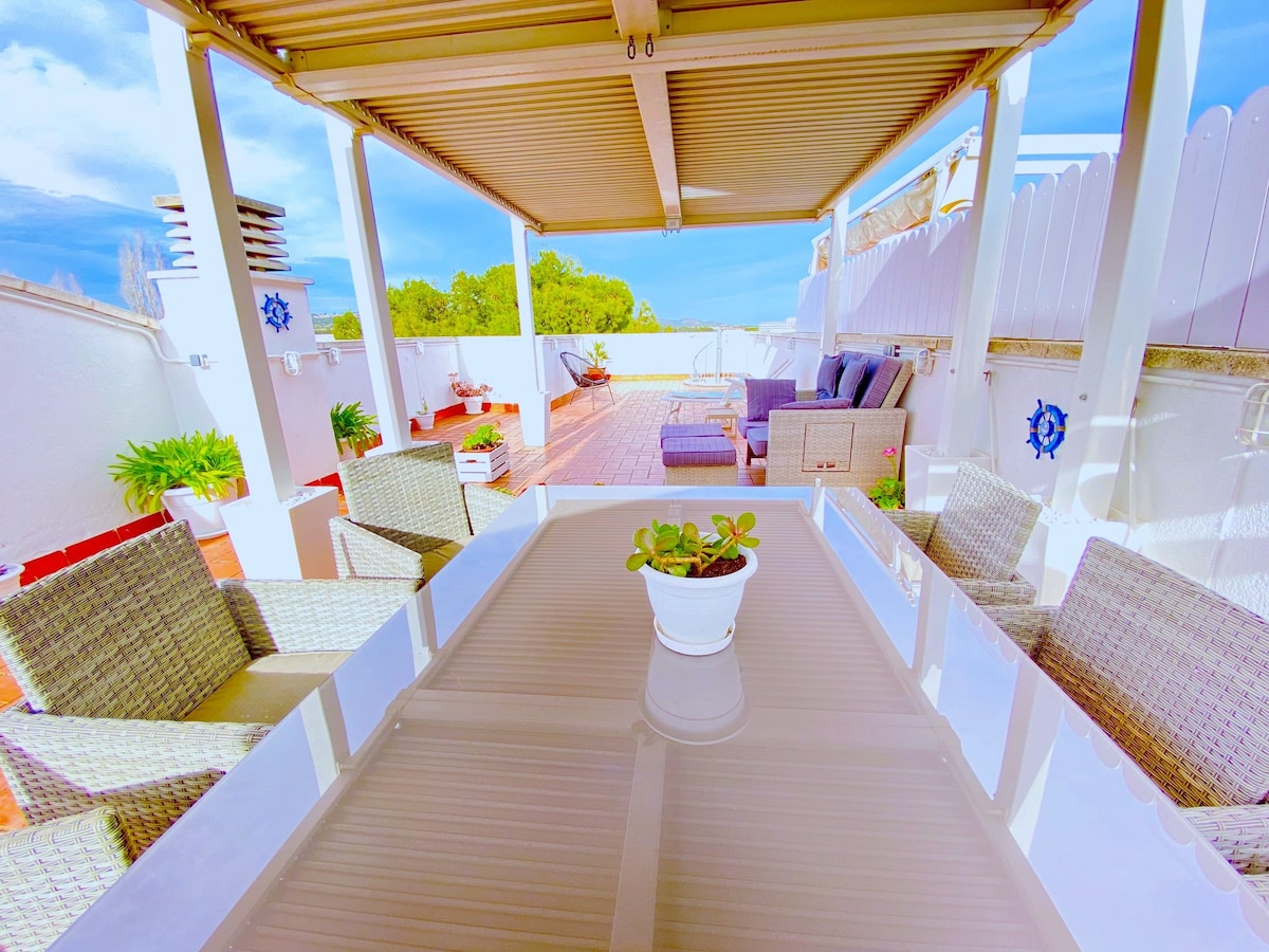 Penthouse with 95m2 Solarium, pool and seaview