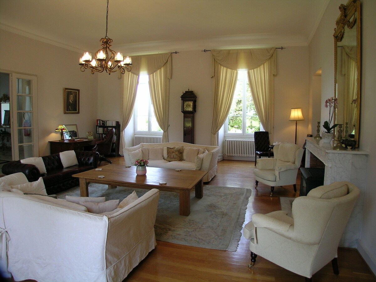 Spacious Victorian bedroom in Private Chateau