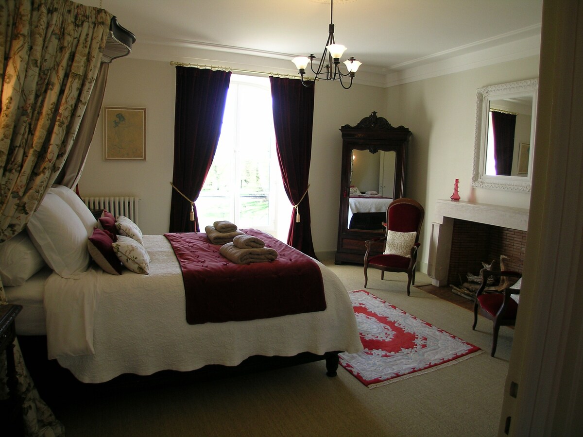Romantic Tudor bedroom in private Chateau