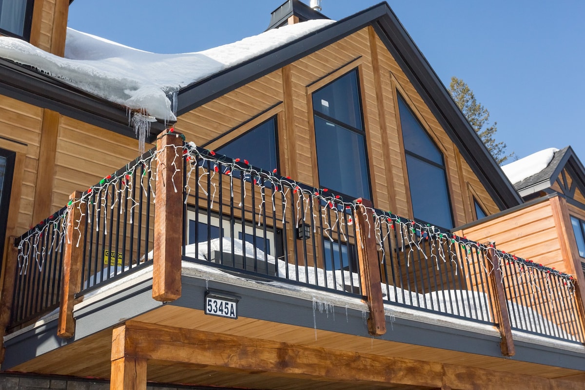 Spacious home on ski hill | Bike Storage | Air con