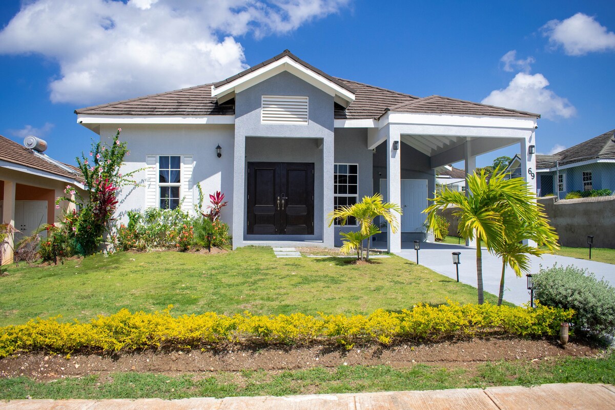 Modern & Spacious 2-BDRM/ Gated/Near Ocho Rios