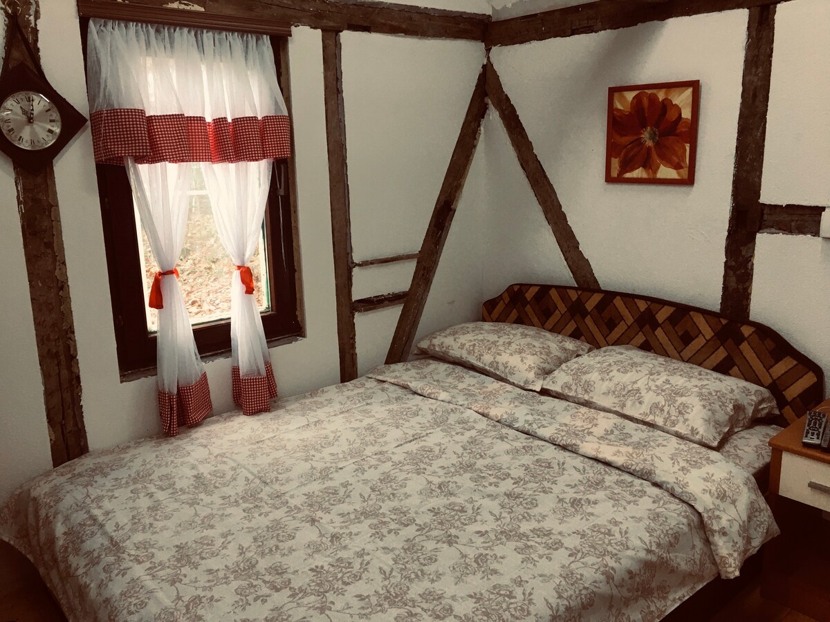 浪漫的山间小房屋，卧室