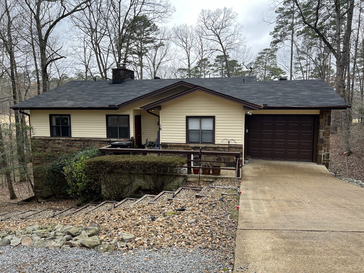 Comfy & Clean in HSV Sleeps 3 Kitchen golf front