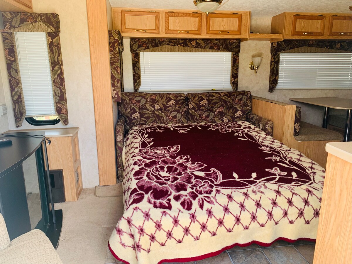Cozy 1 Bedroom Camper on Ranch