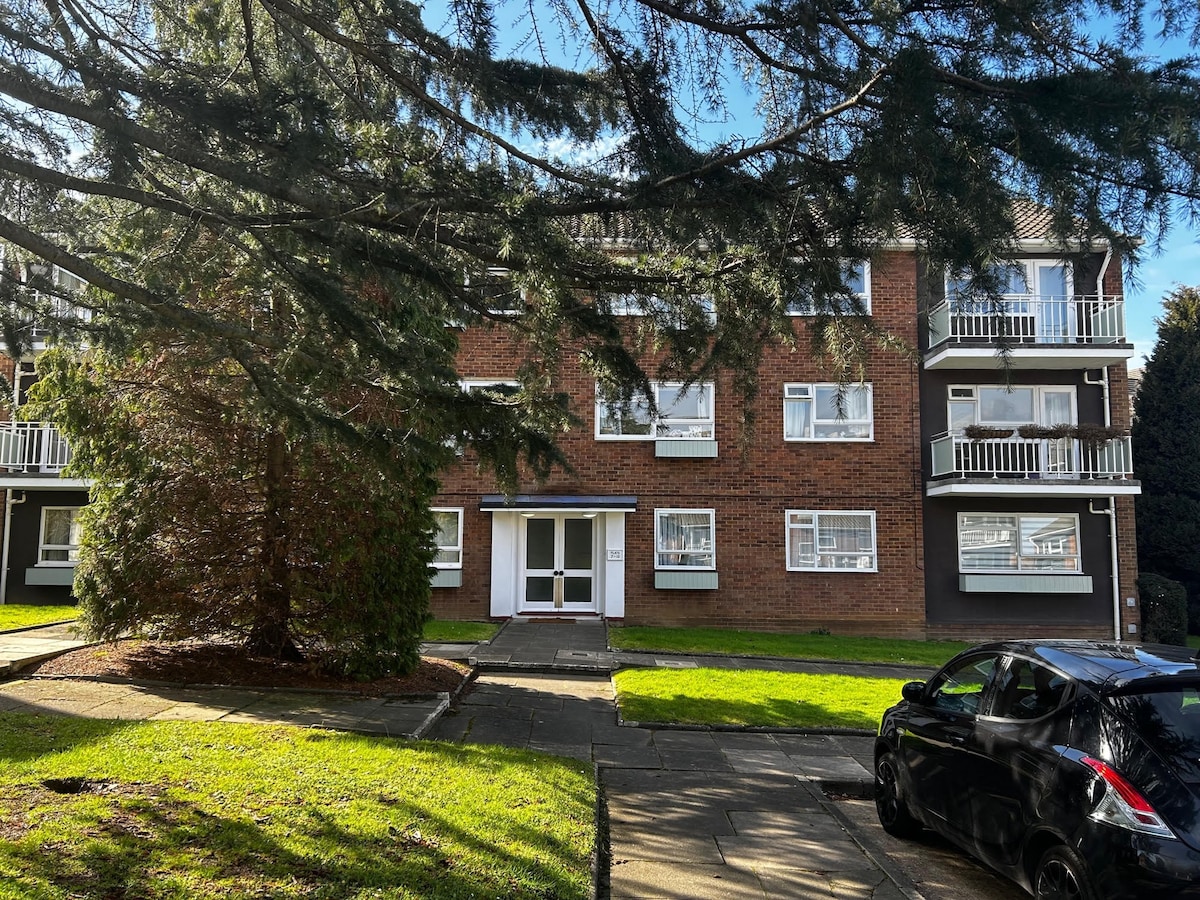 2 Double Bed Flat in Epsom