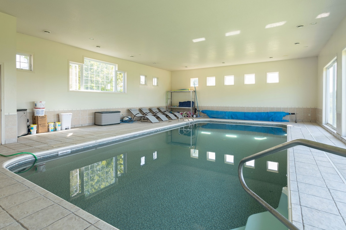 Indoor Pool with Golf Simulator on the Crow River!