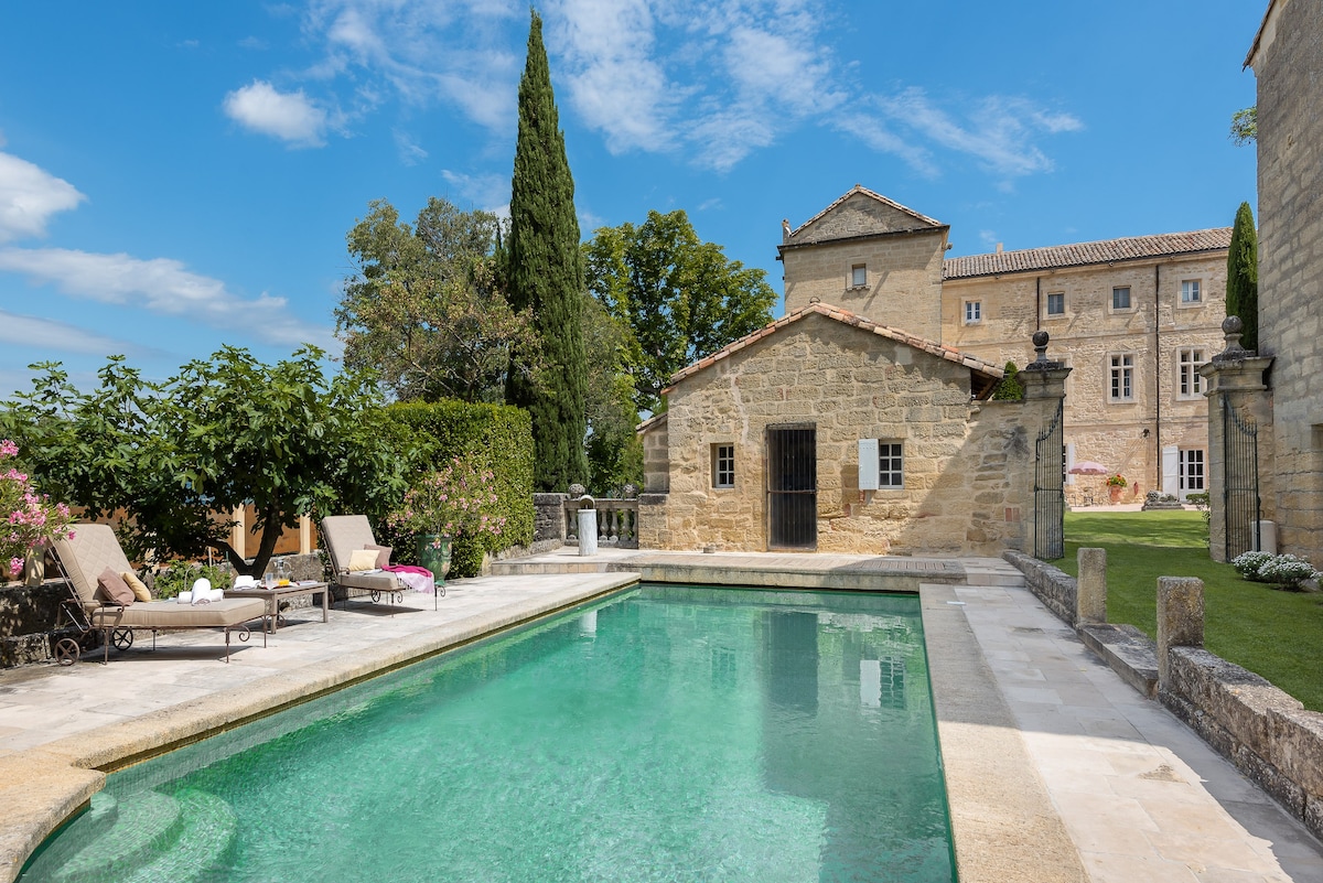 Château situé dans village historique proche Uzes