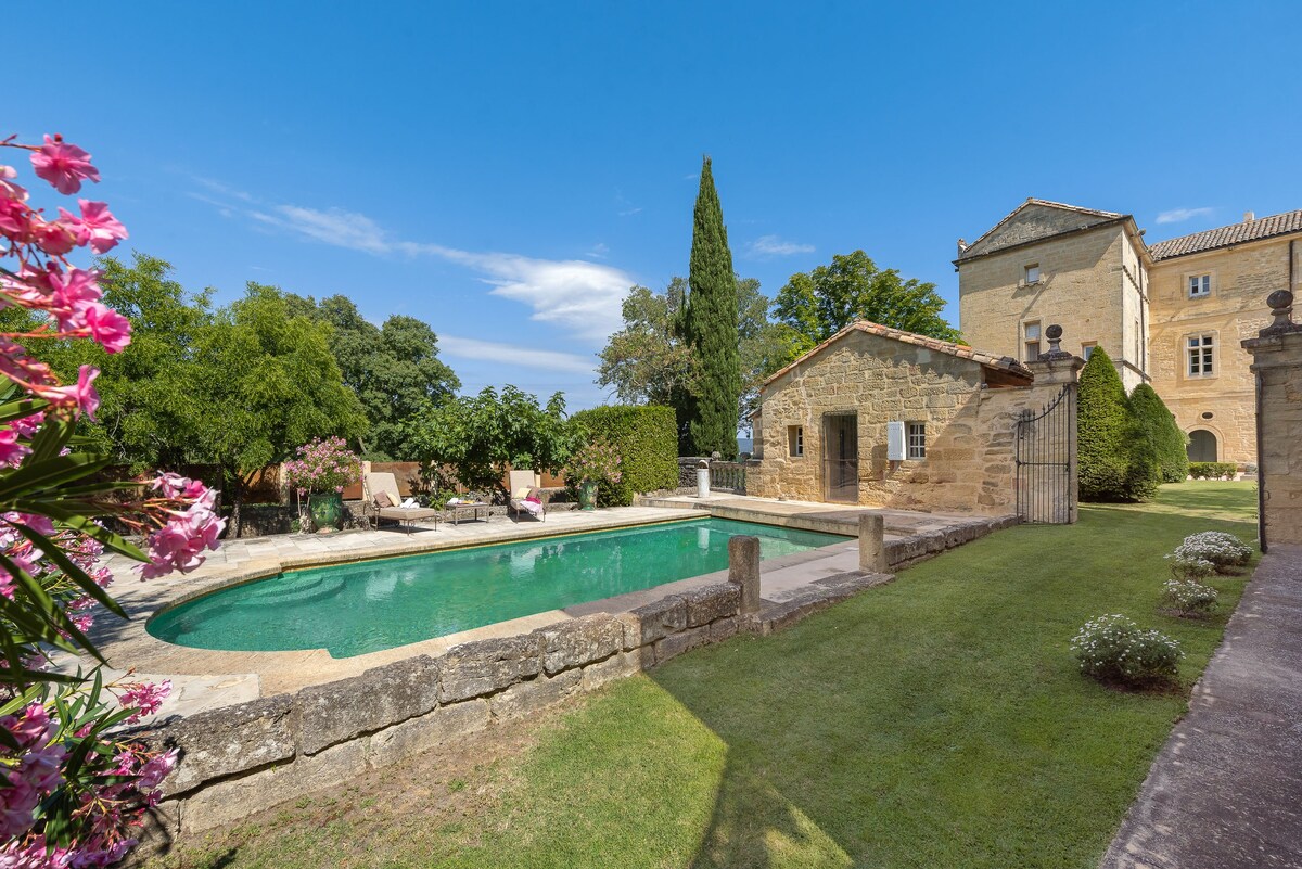 Château situé dans village historique proche Uzes