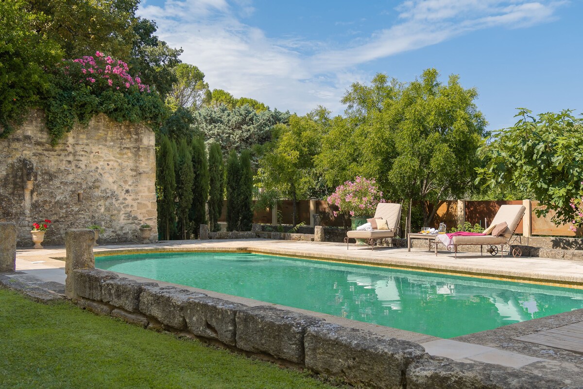 Château situé dans village historique proche Uzes