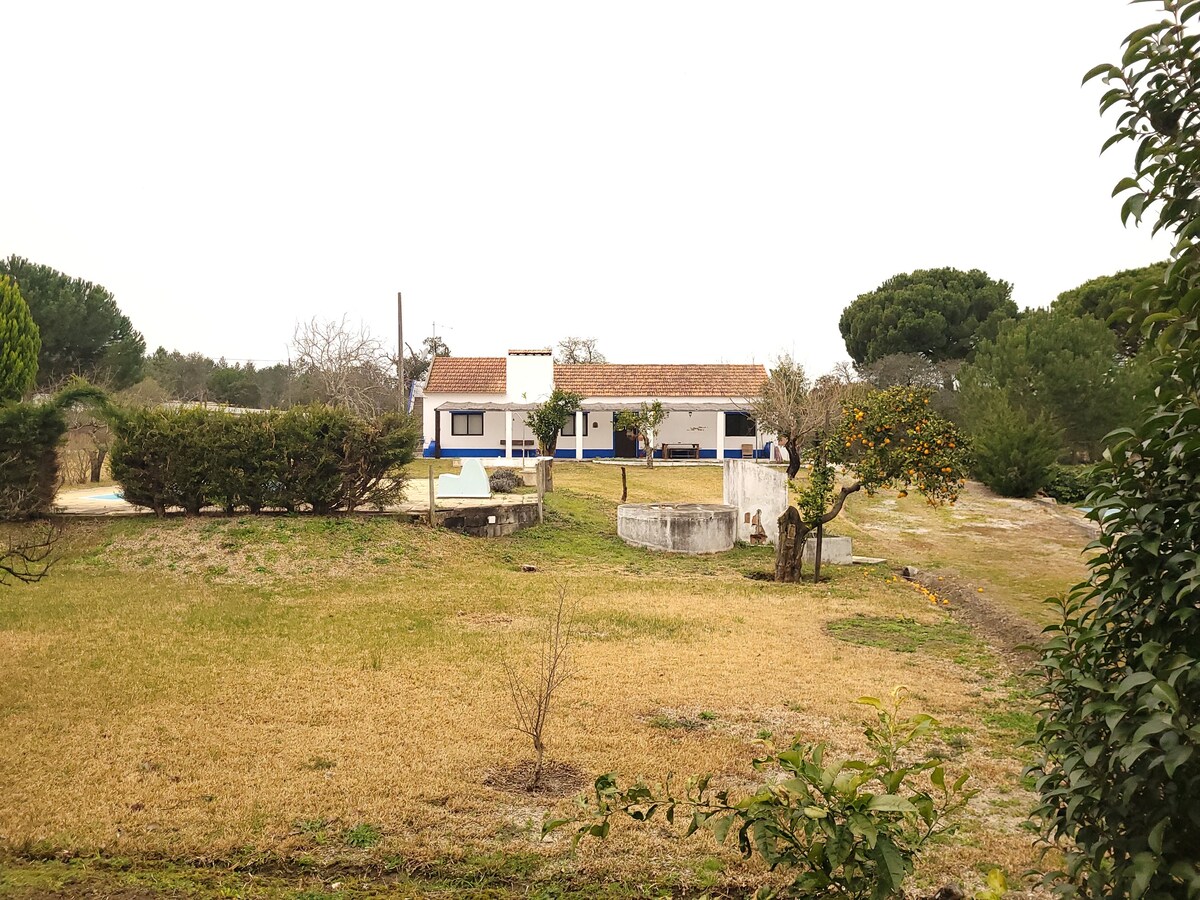 Casa de campo com três quartos, piscina e jardins