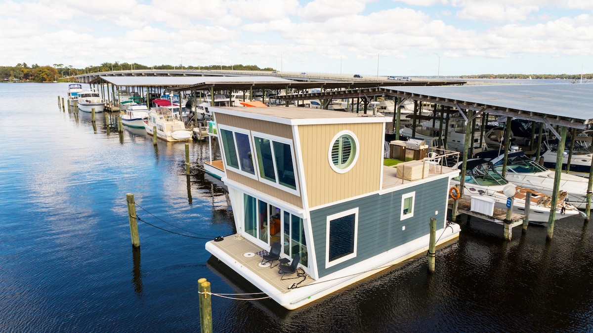New Floating Luxury: Unique Houseboat Retreat