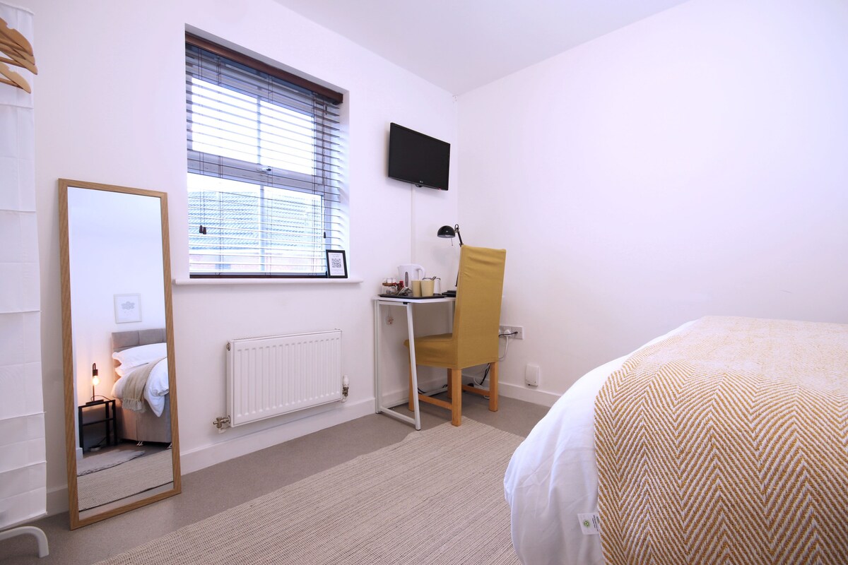 Double bed with Parking Desk TV Wi-Fi Tea & Coffee