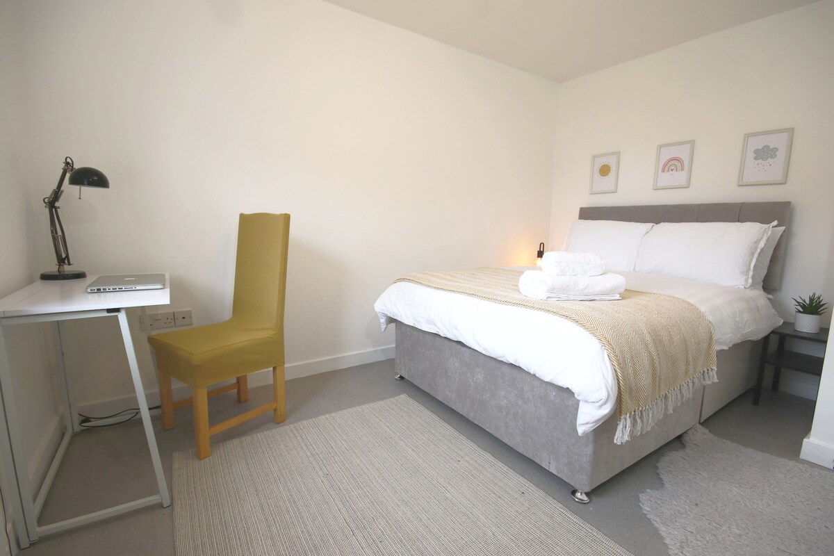 Double bed with Parking Desk TV Wi-Fi Tea & Coffee