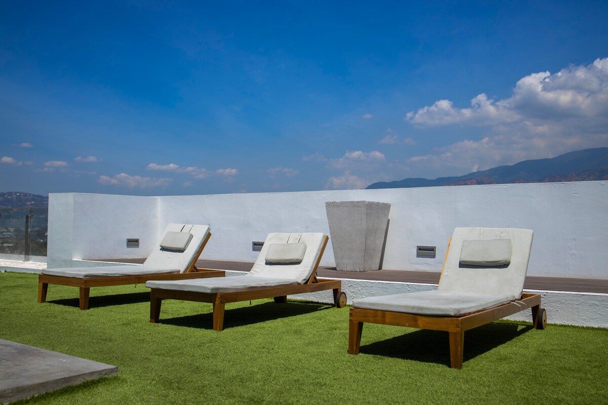 The Vistas Suite: Luxury Condo w/ Rooftop Pool