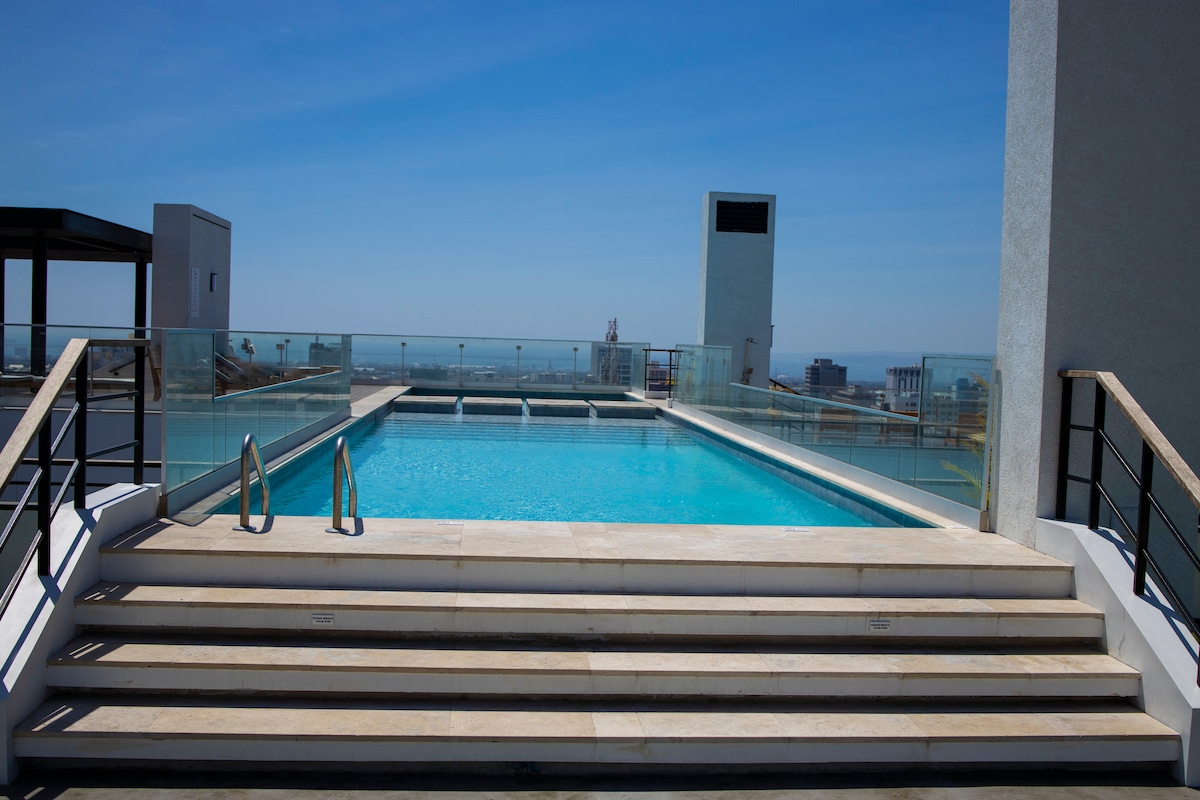 The Vistas Suite: Luxury Condo w/ Rooftop Pool