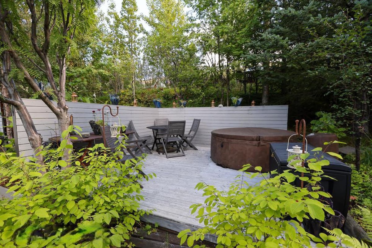 Peaceful Mountain View Cottage with Hot Tub