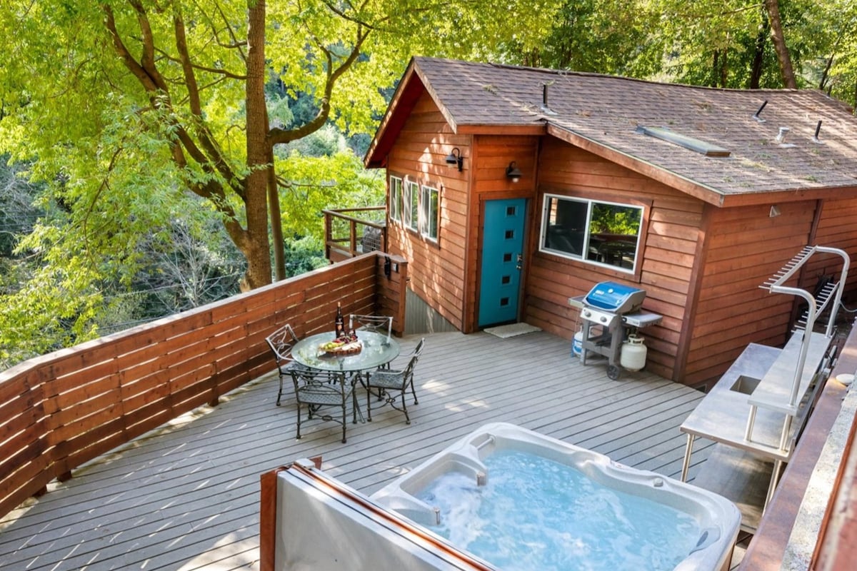 SydneysRetreat:5Star CustomTreetop Nest!HotTub/Pup