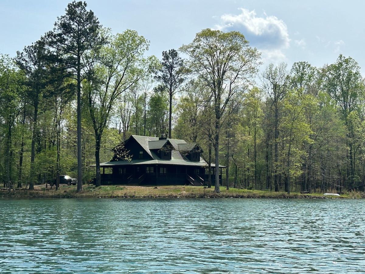 私人湖畔僻静的小木屋