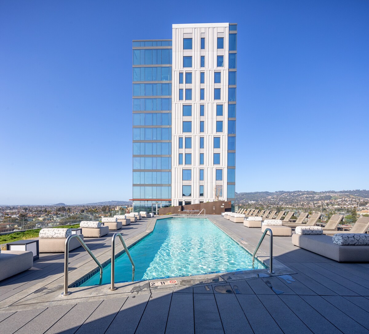 旧金山附近的豪华高层公寓|高速无线网络、健身房、游泳池