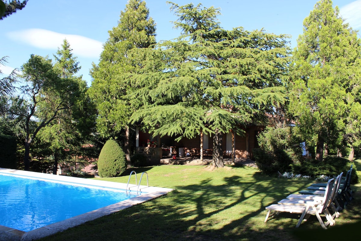 Casa Rural con jardín, barbacoa y piscina.