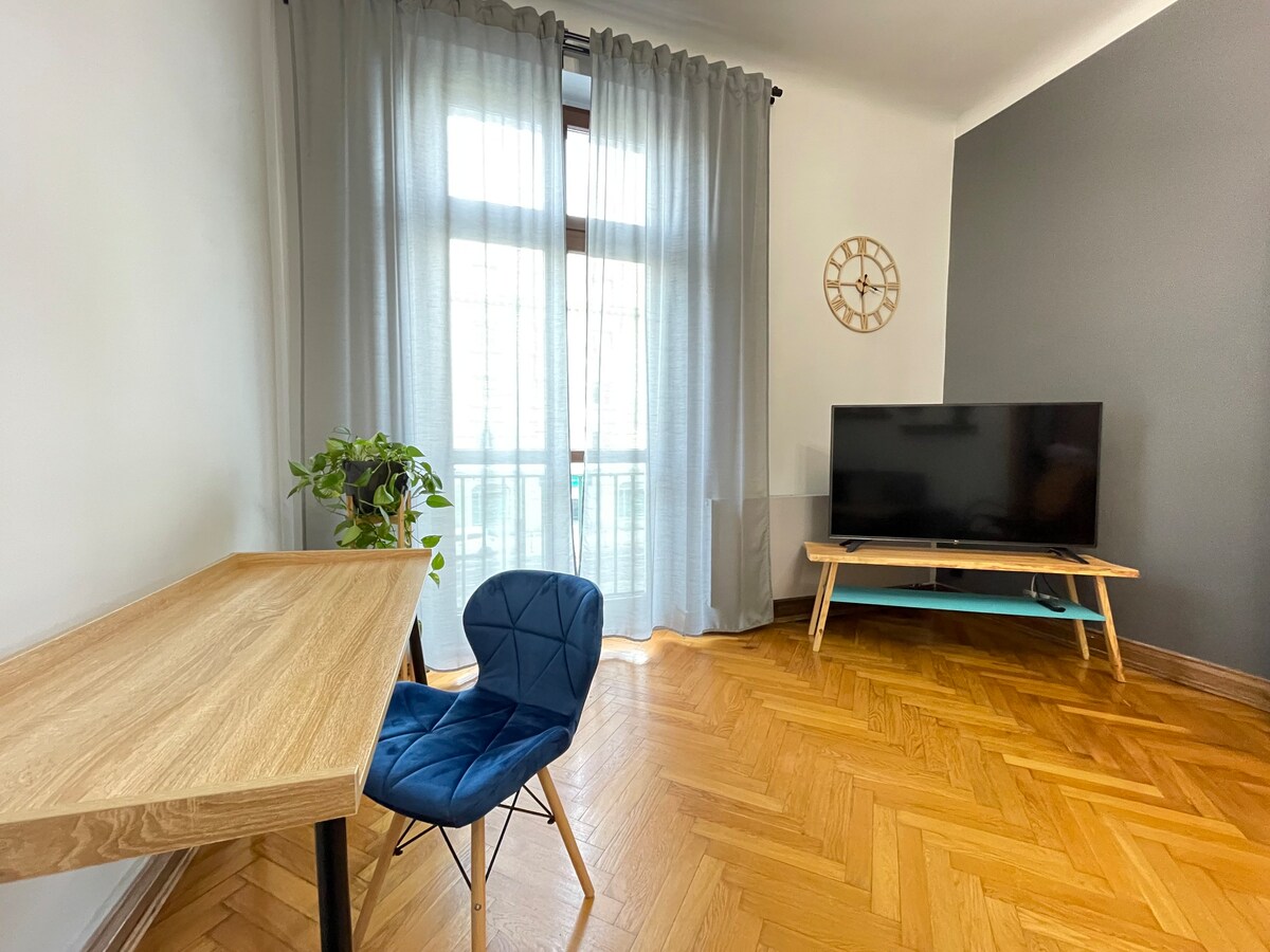 Apartament z niebieskimi drzwiami