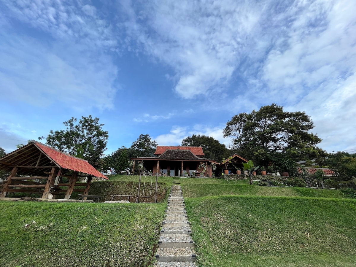 Villa Cigombong, De 'Vu 76