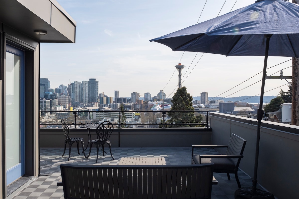 Modern Townhome with Space Needle View