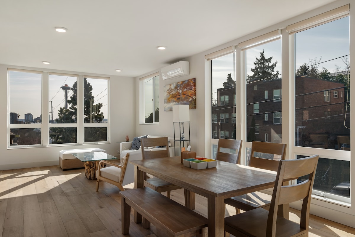 Modern Townhome with Space Needle View