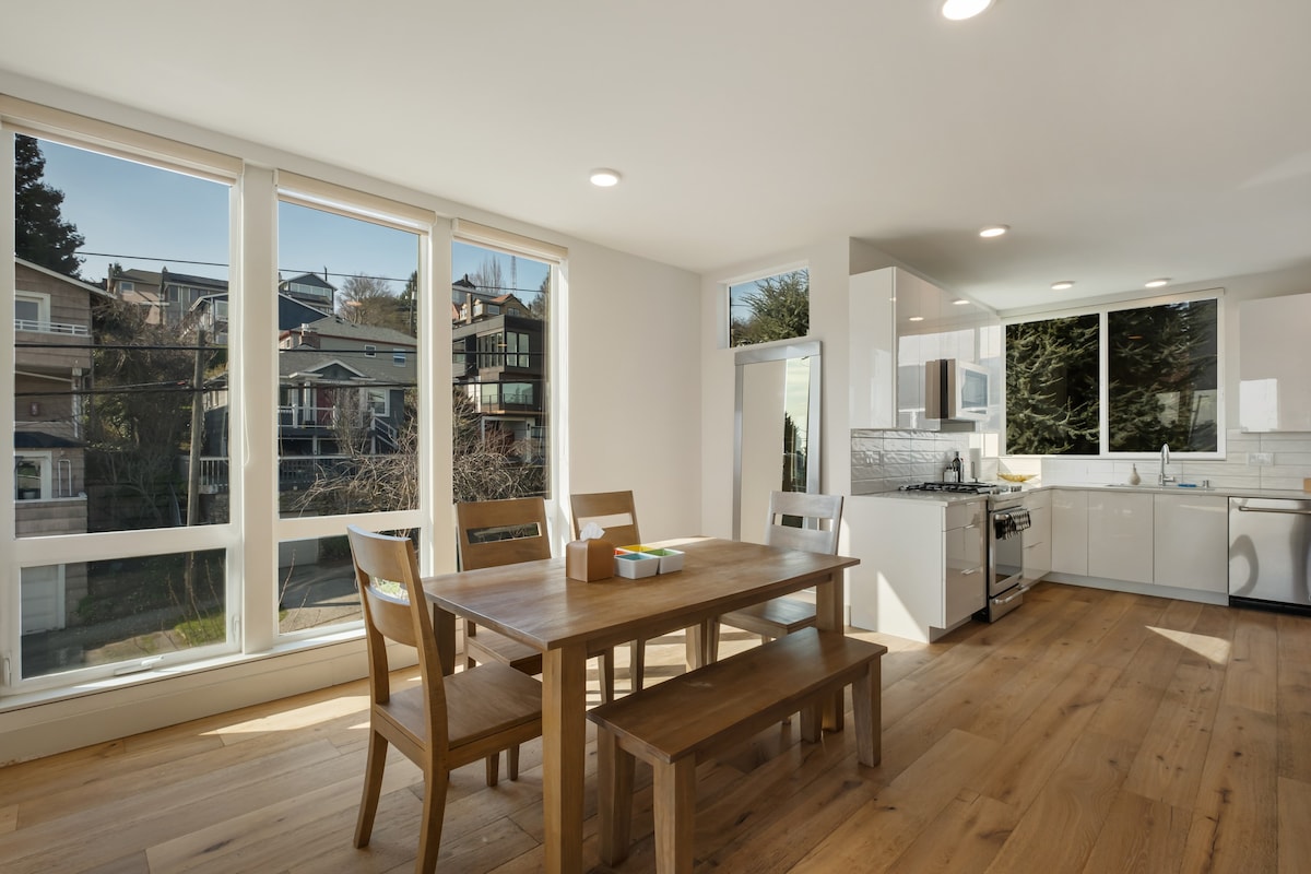 Modern Townhome with Space Needle View