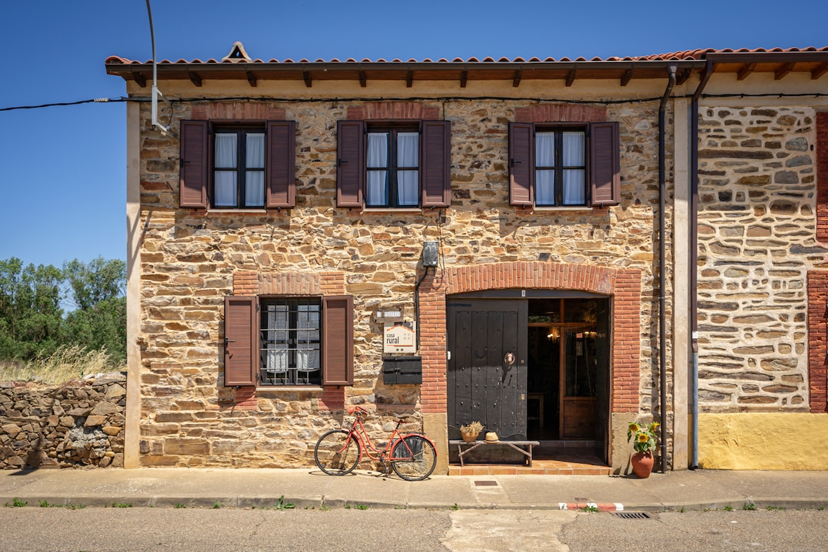 La Ponteja. Acojedora casa de piedra.