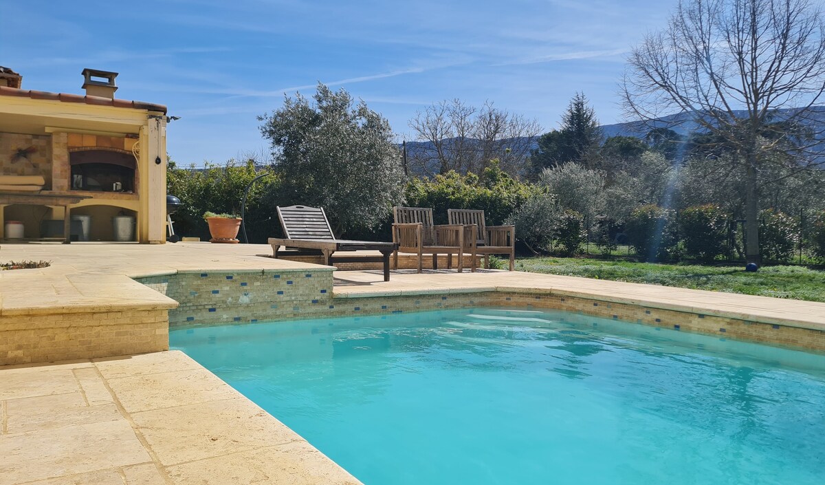 Villa avec piscine au calme, vue sur la Ste Baume