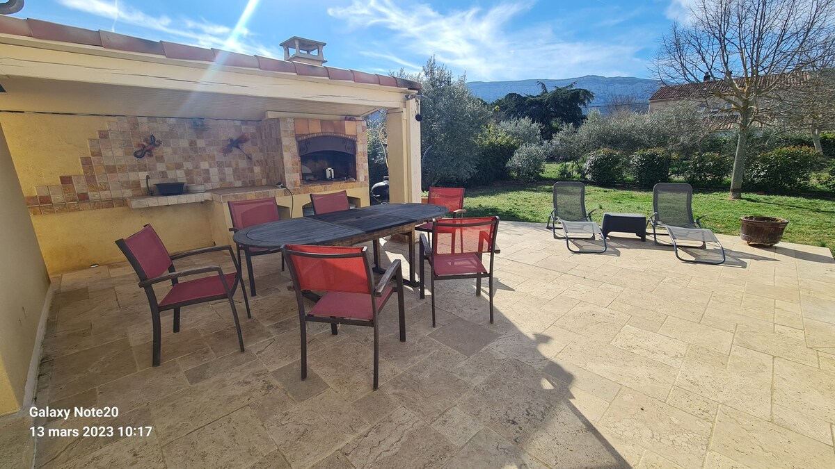 Villa avec piscine au calme, vue sur la Ste Baume