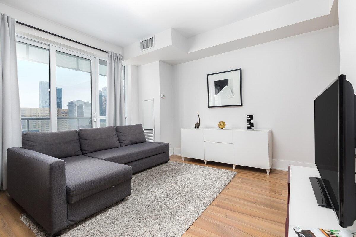 Luxury Condo with CN Tower View & Free Parking