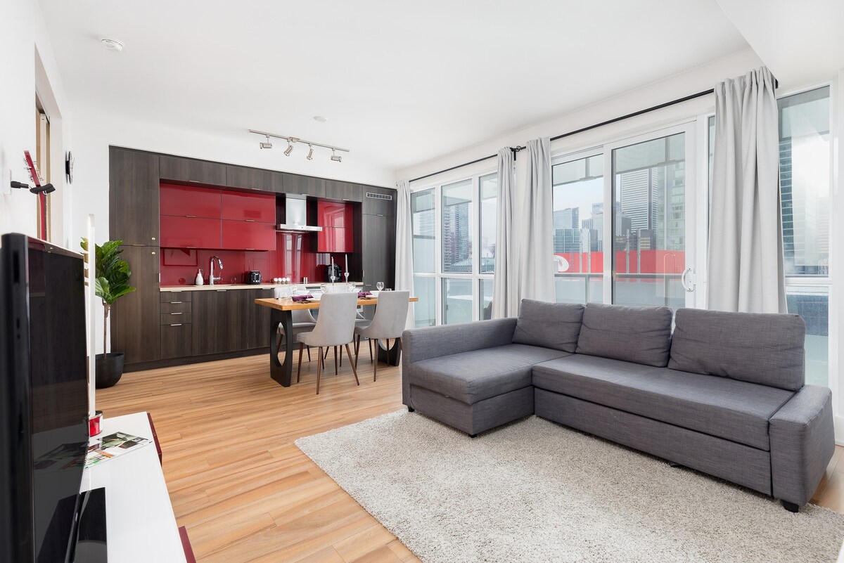 Luxury Condo with CN Tower View & Free Parking